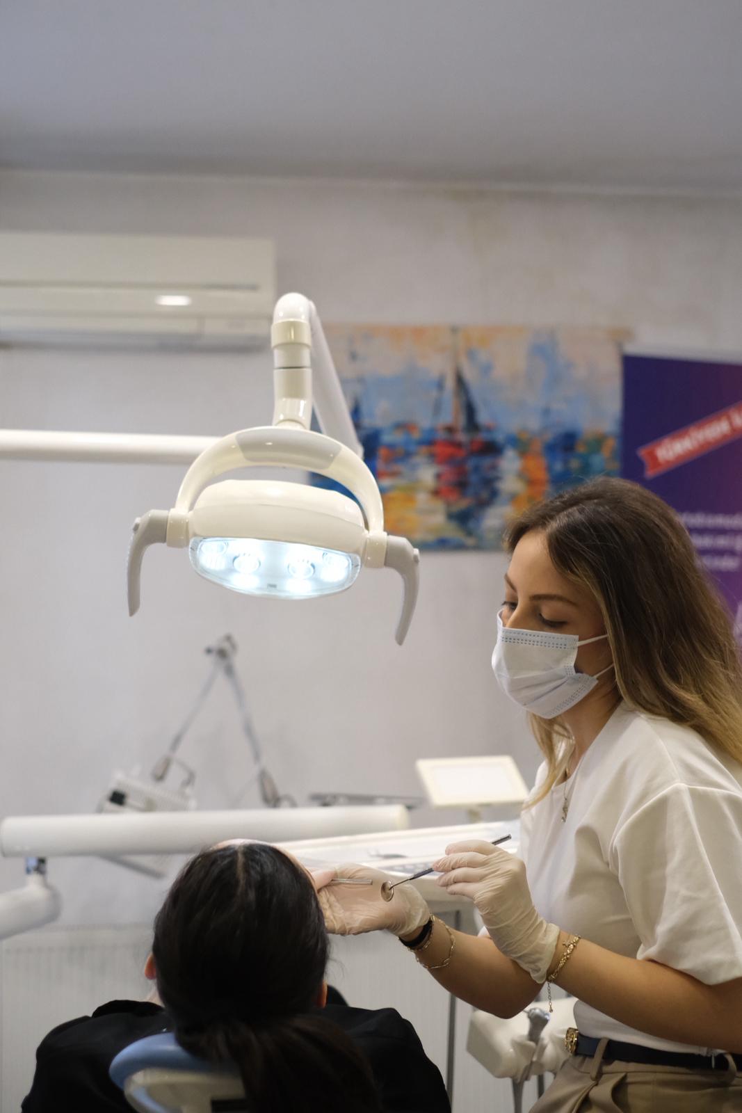 Dt. İrem Selek klinikte tedavi uygularken